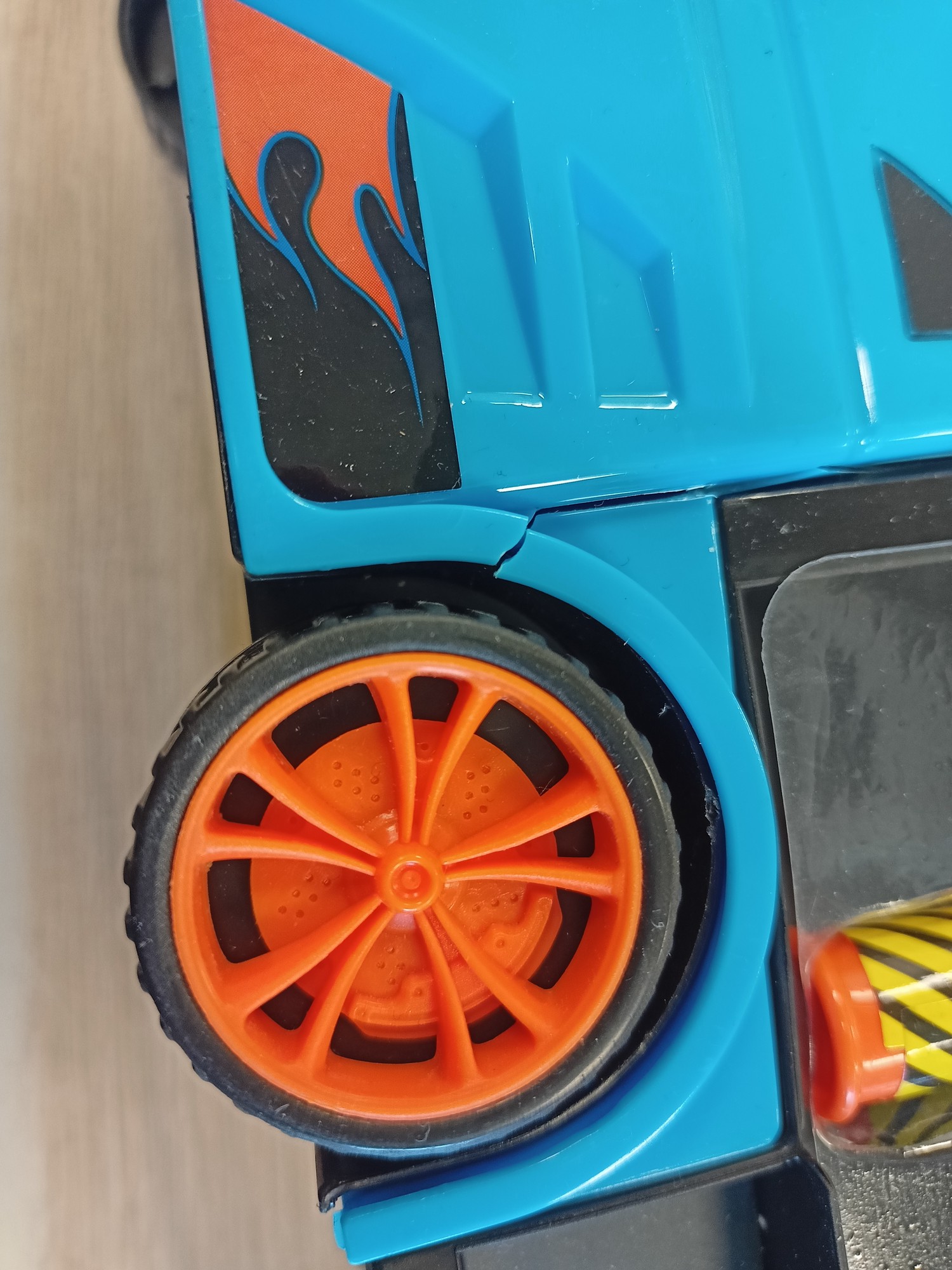 OUTLET Hot Wheels Ciężarówka Transporter na 14 aut 1 autko i znaki