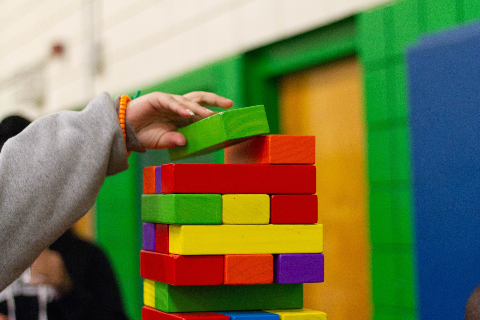 Jak wykorzystać metodykę Montessori w domu?