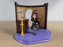 OUTLET Harry Potter Magical Minis mały zestaw Hermiona Granger lekcja zaklęć charms clasroom + akcesoria 5+ WADLIWY