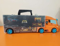 OUTLET Hot Wheels pojemna Ciężarówka Transporter + 2 kolorowe autka samochodziki wyścigowe i akcesoria drogowe USZKODZONE OPAKOWANIE 