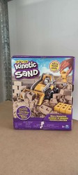 OUTLET Kinetic Sand plac budowy 2w1 pojazd + piasek PRODUKT UŻYWANY - MNIEJSZA ILOŚĆ PIASKU, USZKODZONE OPAKOWANIE